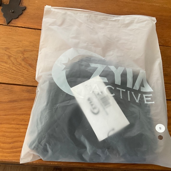 Zyia Black Namaste Long Sleeve Size Small BRAND NEW - Picture 4 of 4